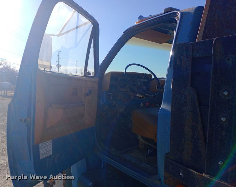 image for item EN8610 1989 Chevrolet  C70 Custom Deluxe dump truck
