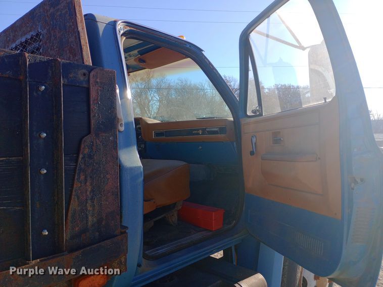 image for item EN8610 1989 Chevrolet  C70 Custom Deluxe dump truck