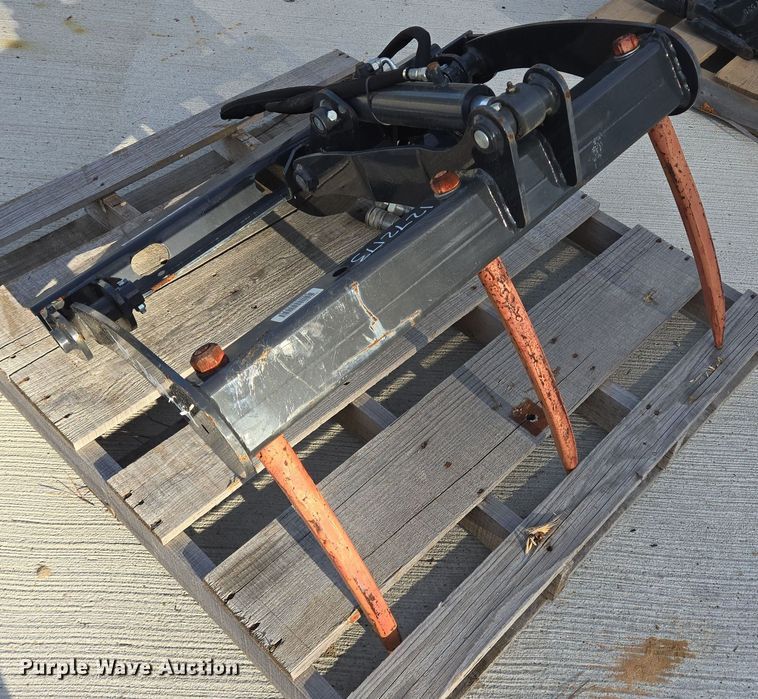 image for item EQ2523 Bobcat utility grapple