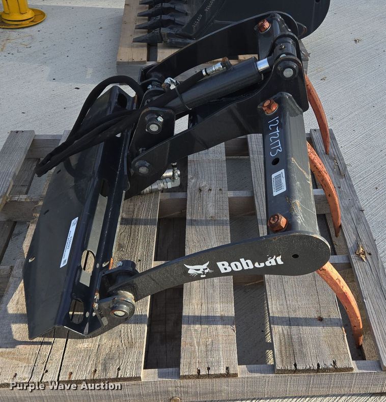 image for item EQ2523 Bobcat utility grapple