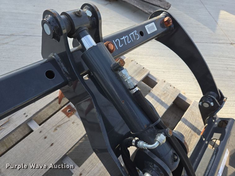 image for item EQ2523 Bobcat utility grapple