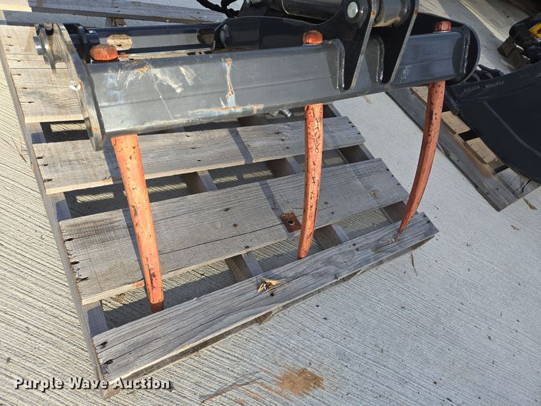 image for item EQ2523 Bobcat utility grapple