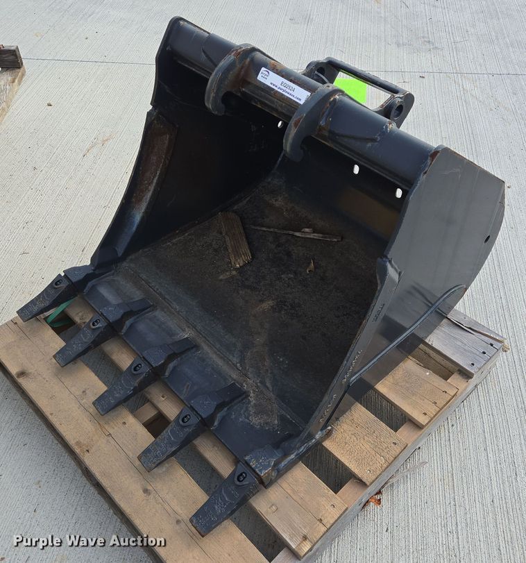 image for item EQ2524 Bobcat excavator bucket