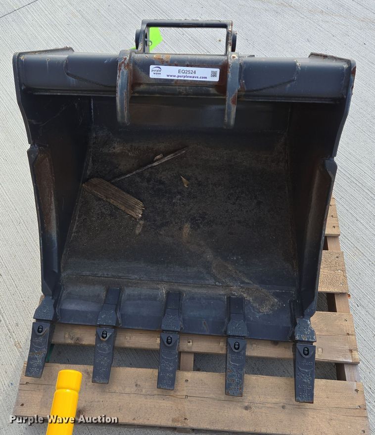 image for item EQ2524 Bobcat excavator bucket