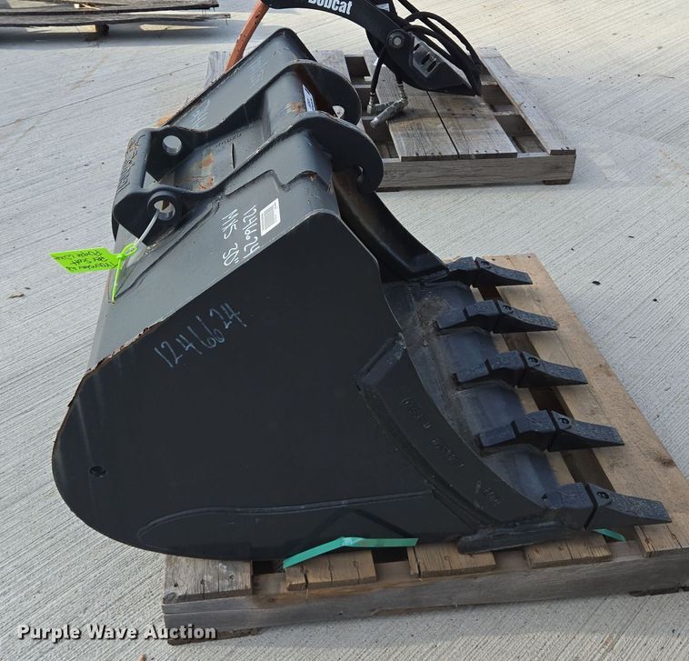 image for item EQ2524 Bobcat excavator bucket