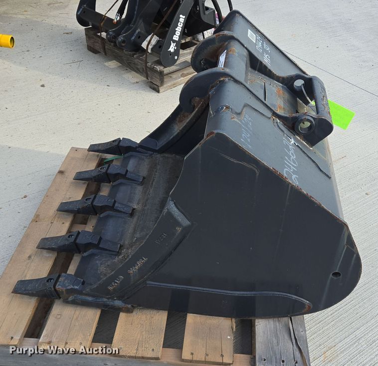 image for item EQ2524 Bobcat excavator bucket