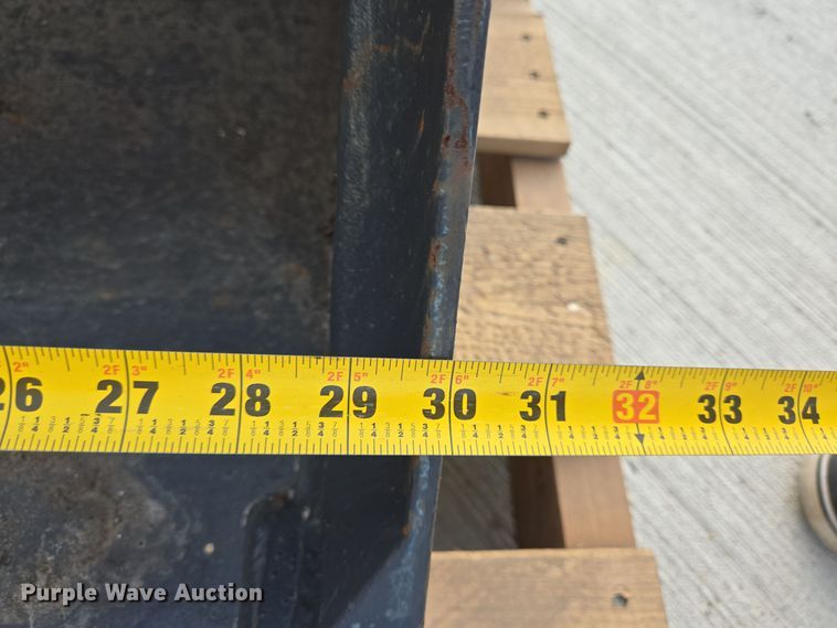 image for item EQ2524 Bobcat excavator bucket