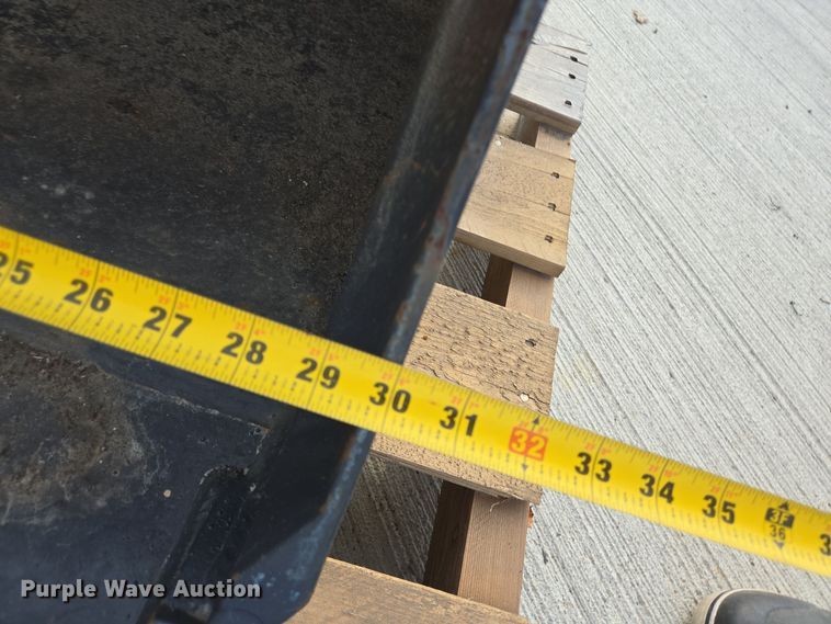 image for item EQ2524 Bobcat excavator bucket