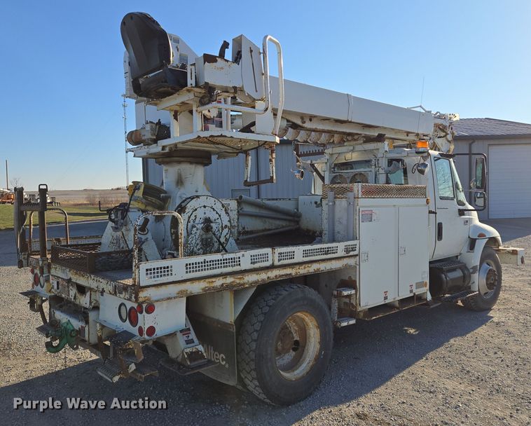 image for item EQ3668 2005 International 4300 digger derrick truck