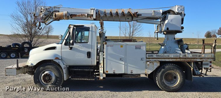 image for item EQ3668 2005 International 4300 digger derrick truck