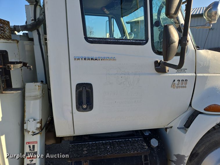 image for item EQ3668 2005 International 4300 digger derrick truck
