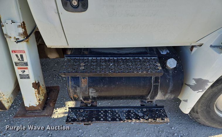 image for item EQ3668 2005 International 4300 digger derrick truck