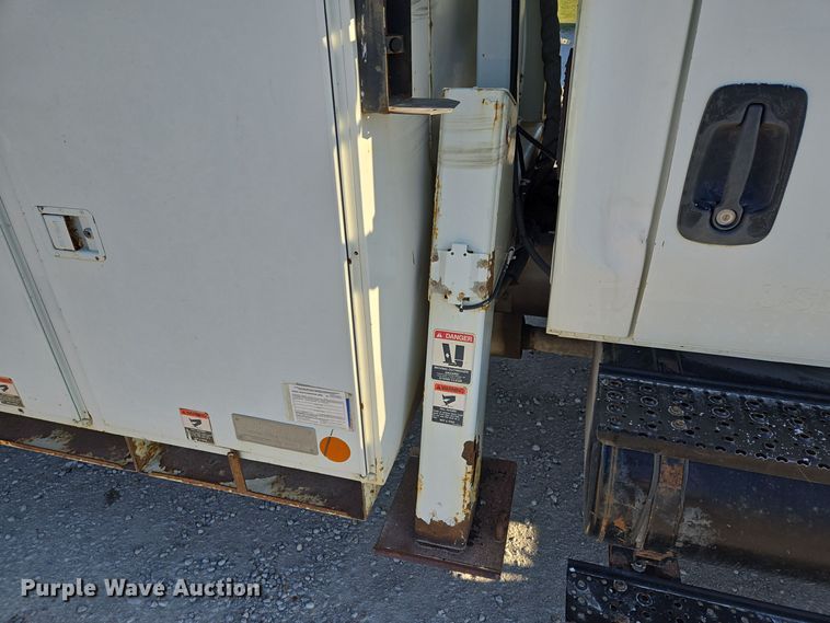 image for item EQ3668 2005 International 4300 digger derrick truck