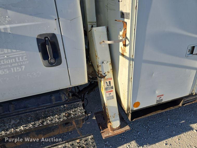 image for item EQ3668 2005 International 4300 digger derrick truck