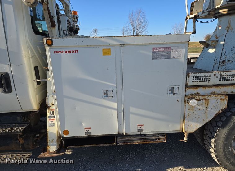 image for item EQ3668 2005 International 4300 digger derrick truck