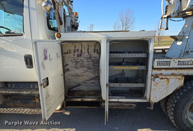 image for item EQ3668 2005 International 4300 digger derrick truck