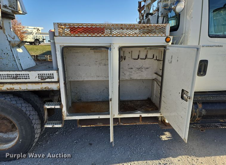 image for item EQ3668 2005 International 4300 digger derrick truck