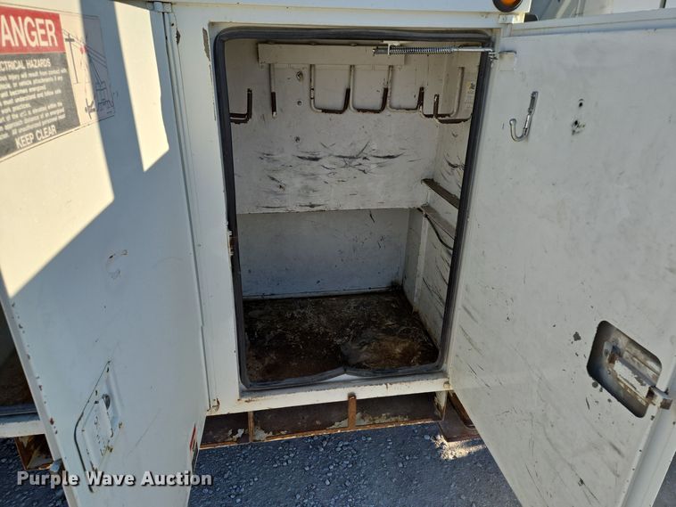 image for item EQ3668 2005 International 4300 digger derrick truck