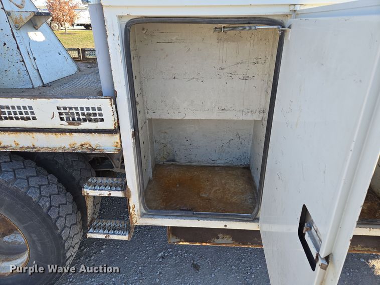 image for item EQ3668 2005 International 4300 digger derrick truck