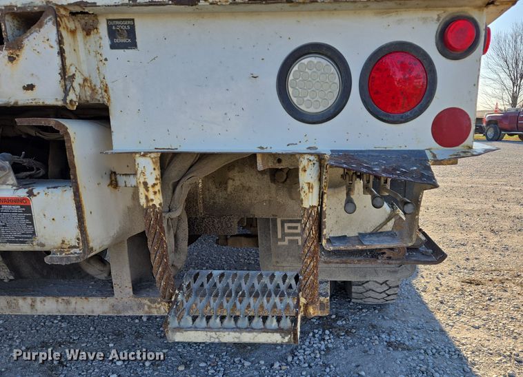 image for item EQ3668 2005 International 4300 digger derrick truck