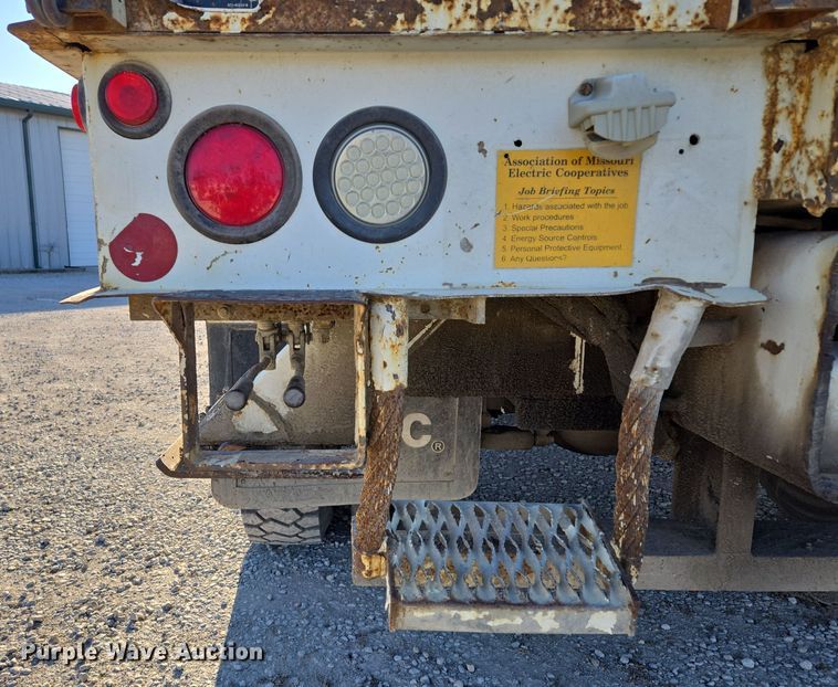 image for item EQ3668 2005 International 4300 digger derrick truck