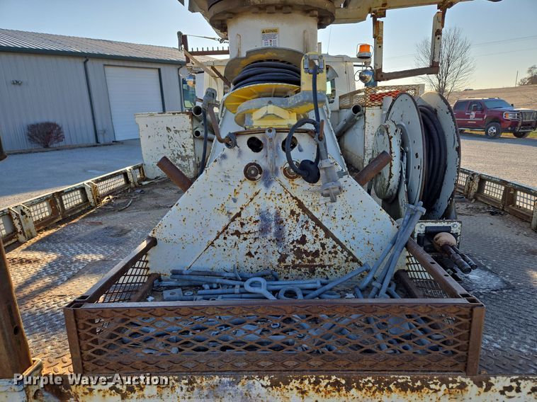 image for item EQ3668 2005 International 4300 digger derrick truck