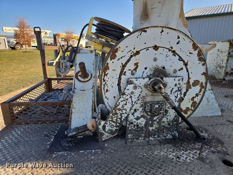 image for item EQ3668 2005 International 4300 digger derrick truck