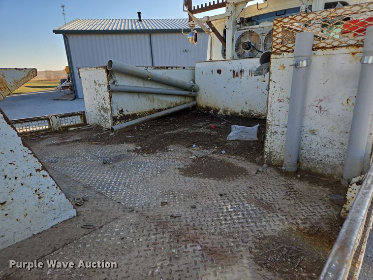 image for item EQ3668 2005 International 4300 digger derrick truck