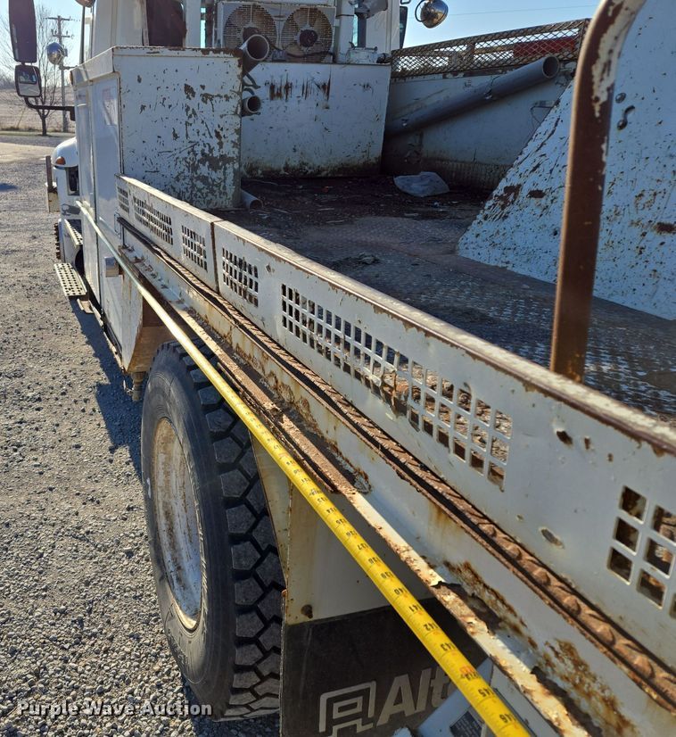 image for item EQ3668 2005 International 4300 digger derrick truck