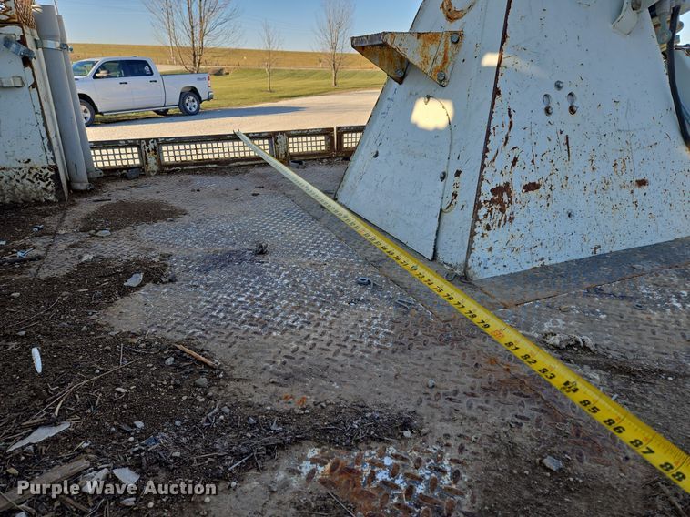 image for item EQ3668 2005 International 4300 digger derrick truck