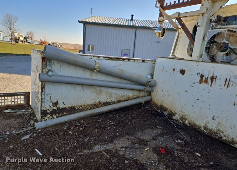 image for item EQ3668 2005 International 4300 digger derrick truck