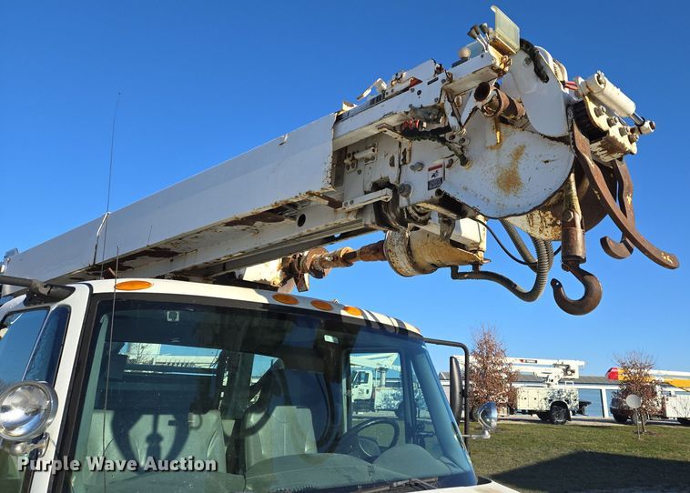 image for item EQ3668 2005 International 4300 digger derrick truck