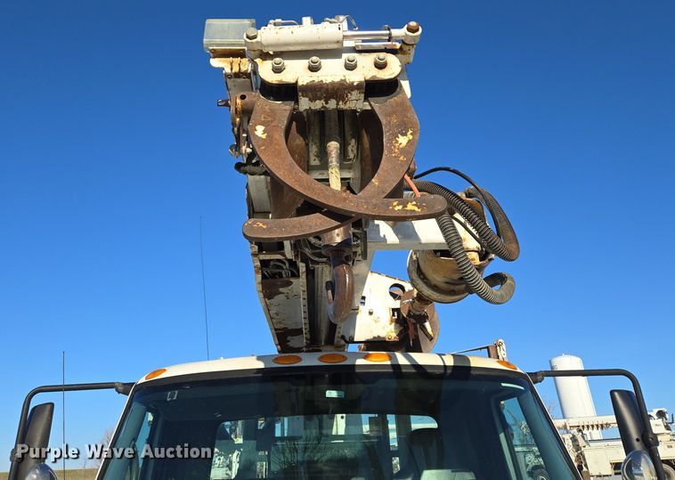 image for item EQ3668 2005 International 4300 digger derrick truck