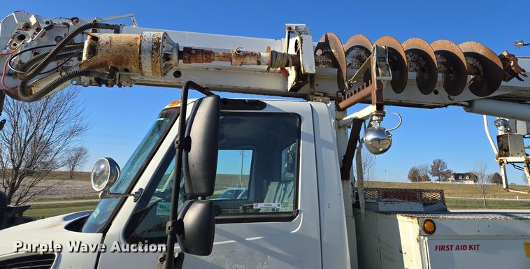 image for item EQ3668 2005 International 4300 digger derrick truck