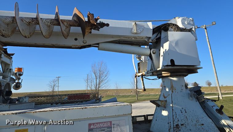 image for item EQ3668 2005 International 4300 digger derrick truck