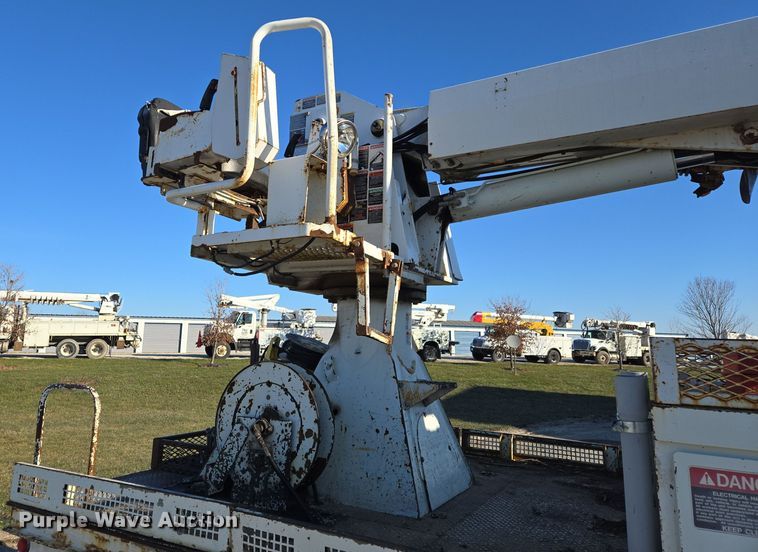 image for item EQ3668 2005 International 4300 digger derrick truck