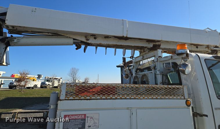 image for item EQ3668 2005 International 4300 digger derrick truck