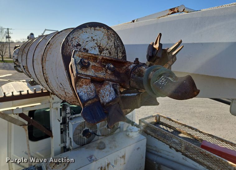 image for item EQ3668 2005 International 4300 digger derrick truck