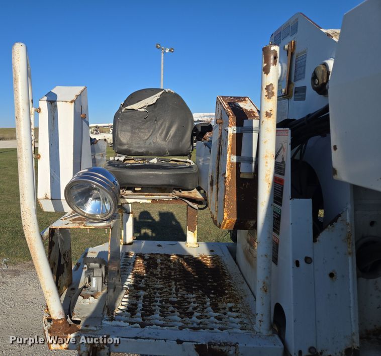 image for item EQ3668 2005 International 4300 digger derrick truck