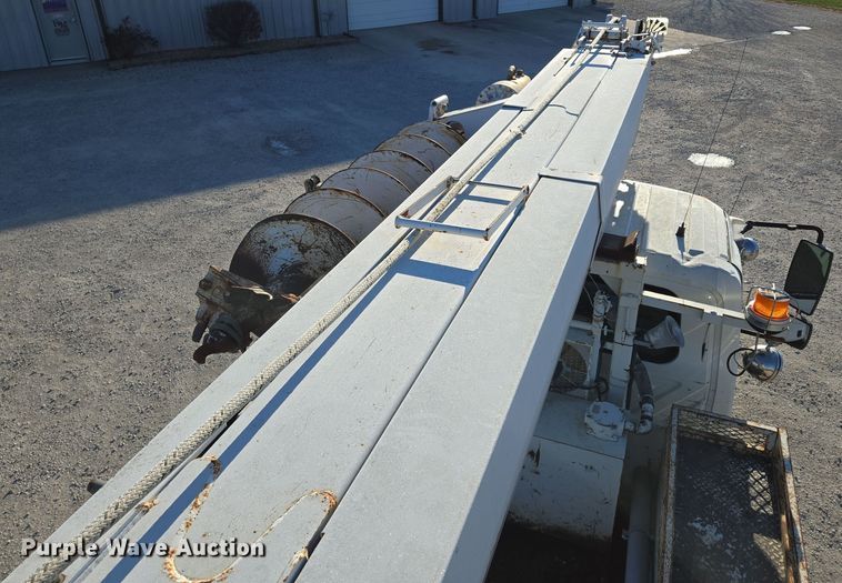 image for item EQ3668 2005 International 4300 digger derrick truck