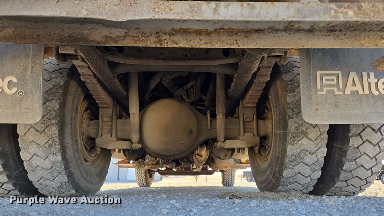 image for item EQ3668 2005 International 4300 digger derrick truck