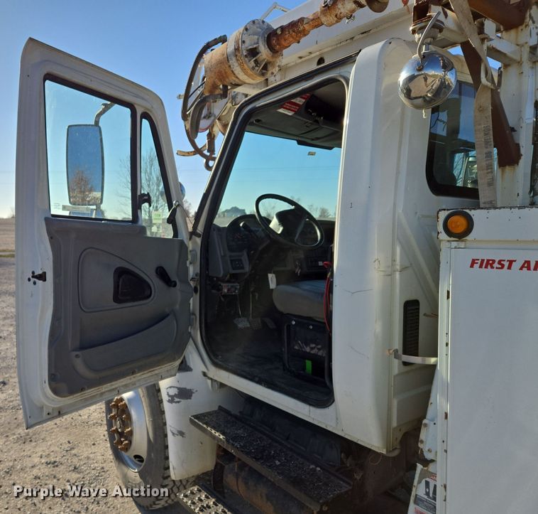 image for item EQ3668 2005 International 4300 digger derrick truck