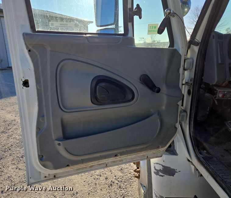 image for item EQ3668 2005 International 4300 digger derrick truck