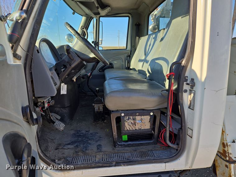 image for item EQ3668 2005 International 4300 digger derrick truck