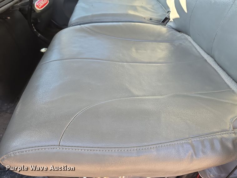 image for item EQ3668 2005 International 4300 digger derrick truck