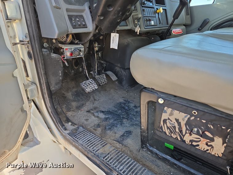 image for item EQ3668 2005 International 4300 digger derrick truck