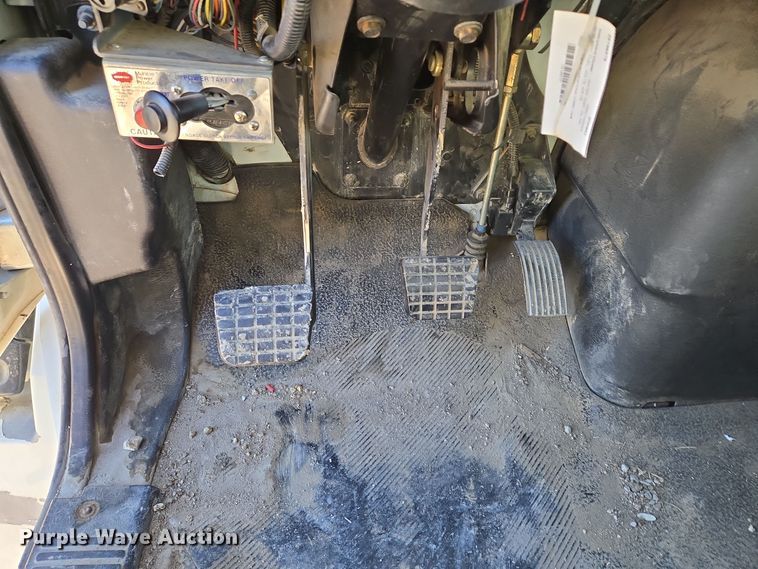 image for item EQ3668 2005 International 4300 digger derrick truck