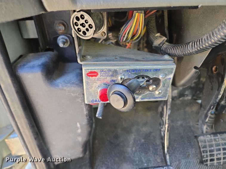 image for item EQ3668 2005 International 4300 digger derrick truck