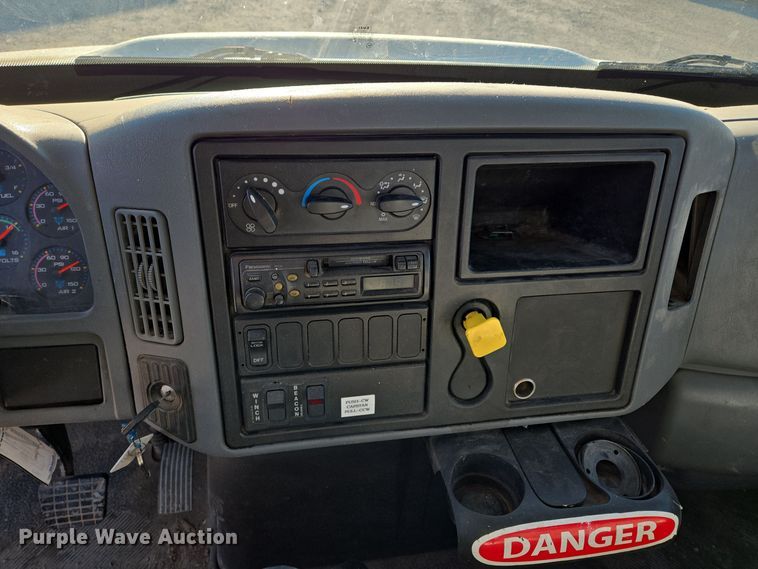 image for item EQ3668 2005 International 4300 digger derrick truck