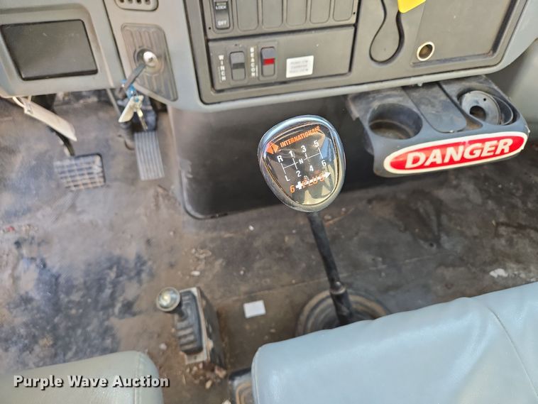 image for item EQ3668 2005 International 4300 digger derrick truck